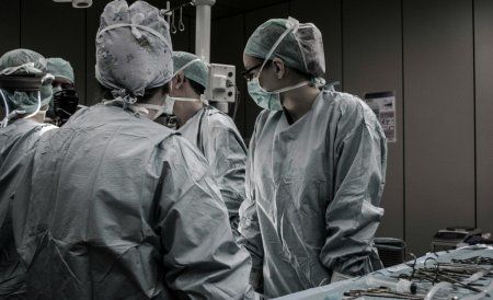 O femeie <span style='background:#EDF514'>A FACUT INFARCT</span> dupa o endoscopie la Craiova. Medicul avea deja interzis sa mai profeseze dupa ce a ucis mai multi oameni