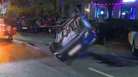 <span style='background:#EDF514'>ACCIDENT GRAV</span> in Bucuresti. O masina s-a rasturnat, dupa ce a fost lovita de o duba. Soferita a ajuns la spital