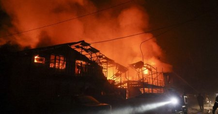 Rusii ataca furibund mai multe orase din Ucraina. Dronele de fabricatie iraniana au lovit cel putin noua cladiri rezidentiale inalte, trei camine si o benzinarie in Harkov