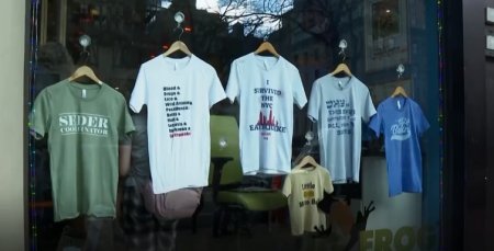 La doua ore dupa <span style='background:#EDF514'>SEISMUL</span> de la New York au aparut tricouri cu mesajul Am supravietuit cutremurului