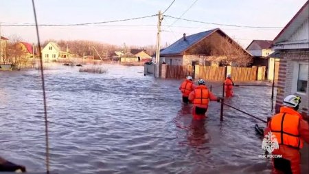 Baraj rupt in Rusia: Mii de oameni au fost <span style='background:#EDF514'>EVACUATI</span> din calea apelor