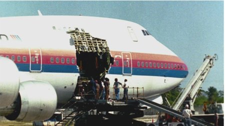 Amintiri din ifern. <span style='background:#EDF514'>EXPLOZIA</span> usii avionului Alaska Airlines aduce aminte de un accident similar