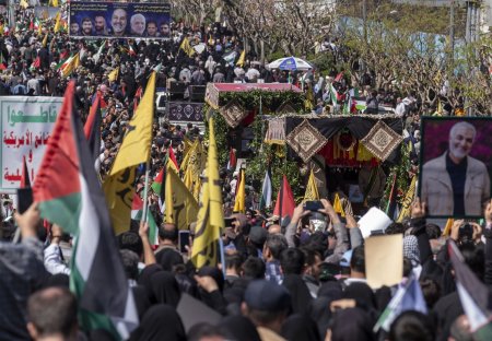 Mii de oameni la inmormantarea generalului iranian ucis in atacul de la Damasc. Seful armatei ameninta Israelul cu „pagube maxime” | VIDEO