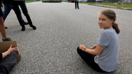 Activista de mediu <span style='background:#EDF514'>GRETA THUNBERG</span> a fost retinuta la o manifestatie de amploare pentru clima la Haga