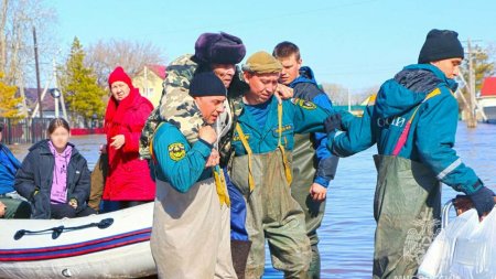Peste 4.000 de rusi, <span style='background:#EDF514'>EVACUATI</span> de urgenta in Urali. Mii de case au fost inundate dupa ce un baraj a cedat | GALERIE FOTO