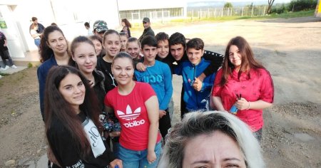 Profesoara de la sat cu elevi campioni la <span style='background:#EDF514'>RECICLARE</span>. Folosesc educatia STEM pentru a construi case bantuite FOTO