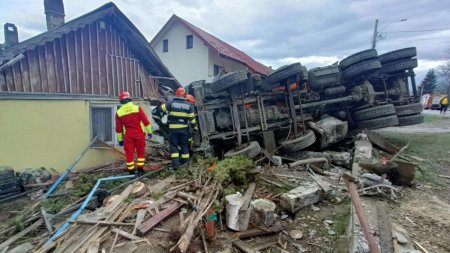 O autobasculanta a intrat intr-o casa din judetul Suceava