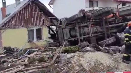 Accident grav in Suceava, dupa ce o <span style='background:#EDF514'>BASCULANTA</span> s-a rasturnat si a distrus o casa