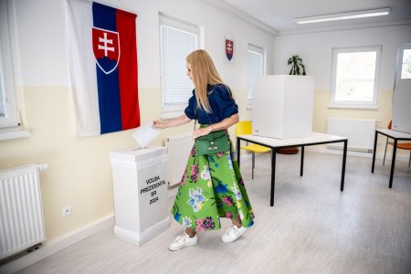 Alegeri prezidentiale Slovacia: Turul doi decurge fara incidente, fiind <span style='background:#EDF514'>ANTICIPATA</span> o prezenta ridicata la urne ce l-ar avantaja pe candidatul prorus