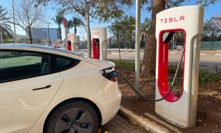 Tesla va lansa un ro<span style='background:#EDF514'>BOTA</span>xi