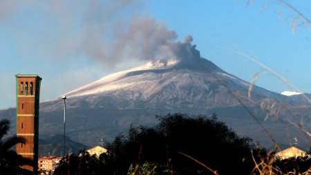 A inceput sa pufaie cel mai activ vulcan din Europa. Fenomenul rar care s-a produs