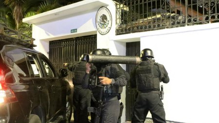 Mexicul a rupt legaturile diplomatice cu Ecuadorul dupa un <span style='background:#EDF514'>RAID</span> al politiei la ambasada pentru a aresta un lider ecuadorian