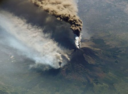 Fenomen rar: muntele Etna arunca inele de fum