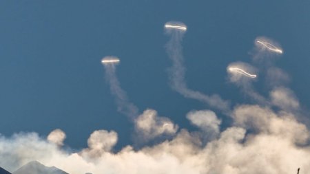 Fenomen misterios, extrem de rar, suprins in Italia. Imagini cu <span style='background:#EDF514'>VULCANUL ETNA</span> care arunca inele de fum