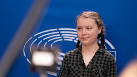 <span style='background:#EDF514'>GRETA THUNBERG</span> a fost din nou retinuta de politisti