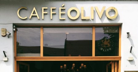 Regula noua din cafenele care te va enerva. Clujul da tonul. Toti freelancerii o ard cinci ore pe un latte si o <span style='background:#EDF514'>APA PLATA</span>