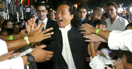 7 aprilie, ziua in care s-a nascut celebrul actor si <span style='background:#EDF514'>CASCADOR</span> chinez, Jackie Chan. Ce suma incaseaza pentru un film