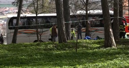 Trei tinere aflate intr-un grup de <span style='background:#EDF514'>PELERIN</span>i catolici au murit, dupa ce soferul a uitat sa traga frana de mana, iar autocarul le-a strivit, in Slovacia