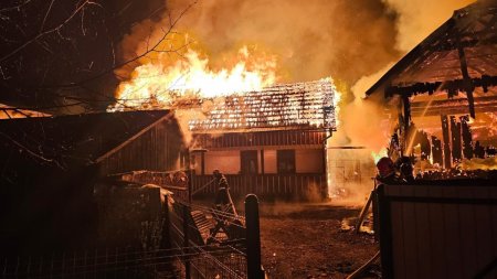 Incendiu devastator intr-o gospodarie din Suceava. Proprietarilor li s-a facut rau cand au vazut dezastrul