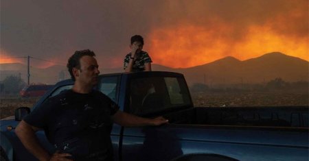 Caldura nefireasca d<span style='background:#EDF514'>IN GRECIA</span> provoaca primul mare incendiu si mai sunt doua luni pana la vara. Alerta nivel 4 risc crescut