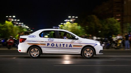 Masina cu migranti, oprita de politisti cu <span style='background:#EDF514'>FOCURI</span> de arma, in Timisoara. Masina fugarilor a lovit doua masini