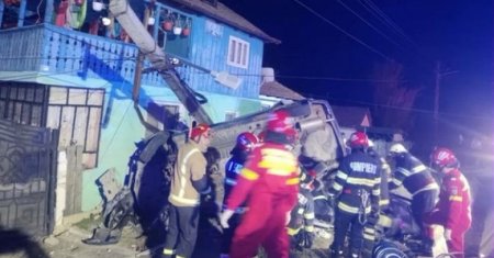 Accident groaznic in Valcea, azi noapte. Doi <span style='background:#EDF514'>BAIETI</span> de 15 si 22 de ani au murit. VIDEO