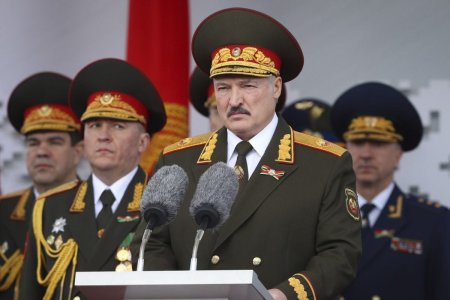 Aveti un mesaj nou!. Aleksandr Lukasenko, presedintele Belarusului, a semnat legea care permite trimiterea citatiilor militare prin SMS