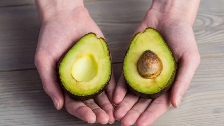 Testul simplu care te ajuta sa alegi un avocado perfect. Ce trebuie sa faci inainte de a-l cumpara