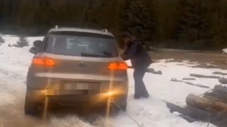 Mai multi turisti au ramas blocati cu masinile in zapada, pe un drum forestier din Cluj. Apelul jandarmilor la cetateni