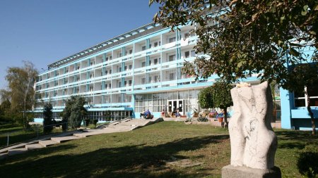 <span style='background:#EDF514'>SANATORIU</span>l Mangalia ofera un tratament unic in lume, dar guvernantii il tin inchis din cauza unor hartii. Imi vine sa plang