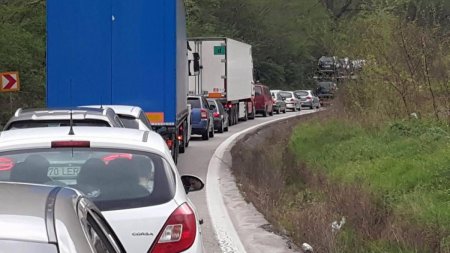 Trafic blocat pe Valea <span style='background:#EDF514'>OLTUL</span>ui. 4 persoane au fost ranite in urma unui accident pe DN7