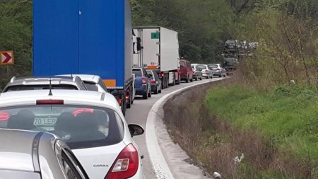 Trafic blocat <span style='background:#EDF514'>PE VALEA OLTULUI</span>. 4 persoane au fost ranite in urma unui accident pe DN7