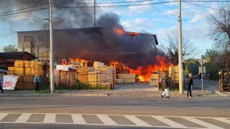 Incendiu violent in Bucurest<span style='background:#EDF514'>I. Z</span>eci de pompieri intervin