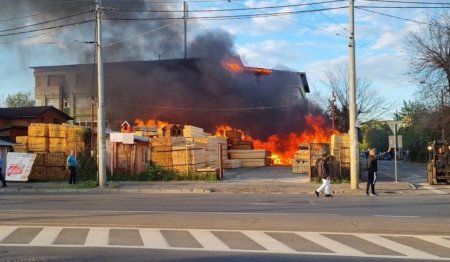 Incendiu violent la un depozit din Bucuresti. Mari degajari de fum, zeci de oameni au fost evacuati