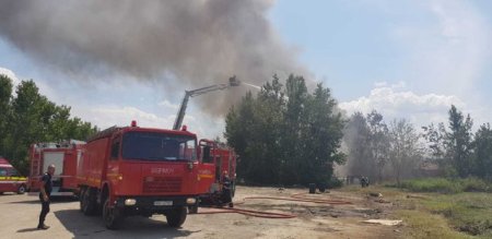 Incendiu puternic la un depozit din Sectorul 1. Degajari mari de fum pe o suprafata de 1000 de metri patrati
