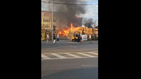 Incendiu violent in sectorul 1 din Bucuresti. 16 <span style='background:#EDF514'>AUTOSPECIALE</span> de stingere intervin