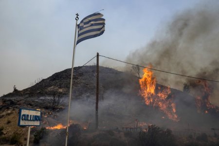 Alerta de calatorie <span style='background:#EDF514'>IN GRECIA</span>, din cauza incendiilor de padure