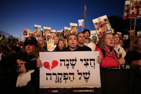 Un nou miting masiv la Ierusalim, la 6 luni de razboi. Protestatarii cer <span style='background:#EDF514'>ELIBERARE</span>a ostaticilor: „Este mai presus de politica si de religie”