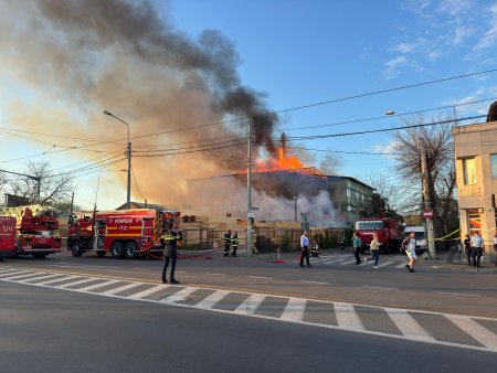 Incendiu la un depozit din Sectorul 1 al Capitalei. Se intervine cu 16 <span style='background:#EDF514'>AUTOSPECIALE</span> de stingere