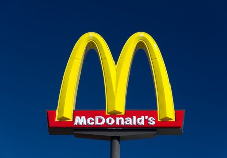 McDonald's a cumparat toate cele 225 de restaurante care fac parte din <span style='background:#EDF514'>FRANCIZ</span>a sa din Israel, in urma boicotului pro-palestinian