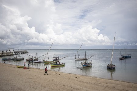 Peste 90 de persoane care fugeau de o epidemie de holera au murit intr-un naufragiu, in Mozambic