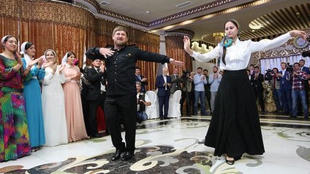 Ramzan <span style='background:#EDF514'>KADIR</span>ov a interzis in Cecenia muzica prea rapida sau prea lenta: Este inadmisibil sa imprumuti cultura muzicala de la alte popoare