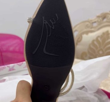Malaysia: Un producator de incaltaminte retrage mai multi pantofi care i-au ofensat pe <span style='background:#EDF514'>CREDINCIOS</span>i
