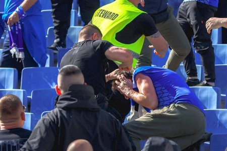 Scene <span style='background:#EDF514'>BARBAR</span>e la derby-ul Sofiei, Levski - CSKA » Au fost batuti cu curelele si loviti cu pumnii de fortele de ordine