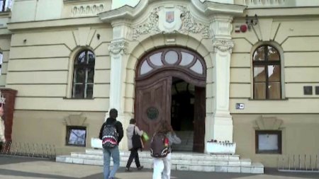 Colegiul Loga din Timisoara a fost redeschis. Nici dupa analizele de <span style='background:#EDF514'>LABORATOR</span> nu se cunoaste cauza imbolnavirilor