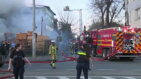 Depozit mistuit de flacari in Bucuresti. Martor: 