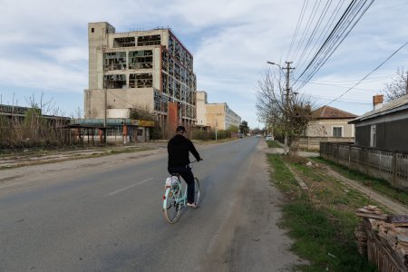 FOTOREPORTAJ. Frumusetea fara viitor a celui mai urat oras din Romania: <span style='background:#EDF514'>BERZE</span>le s-au intors la Corabia, dar turistii intarzie