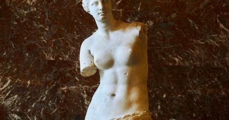 De ce renumita statuie <span style='background:#EDF514'>VENUS</span> din Milo a starnit numeroase dezbateri. Ce tinea zeita in mainile care nu mai exista