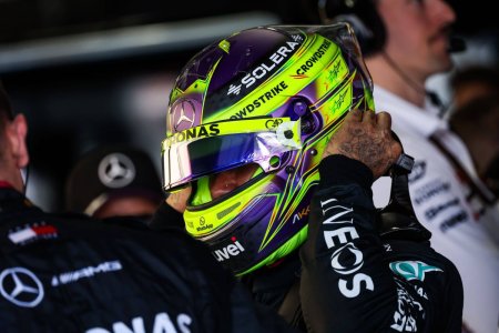 Hamilton a parasit conferinta de presa ce a succedat cursa din Japonia, fiind enervant de o intrebare a unui reporter: Esti gelos pe Ferrari?