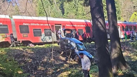 O masina cu doi angajati ai <span style='background:#EDF514'>AMBASADE</span>i Indiei, lovita de un tren pe Valea Prahovei. Nu sunt victime